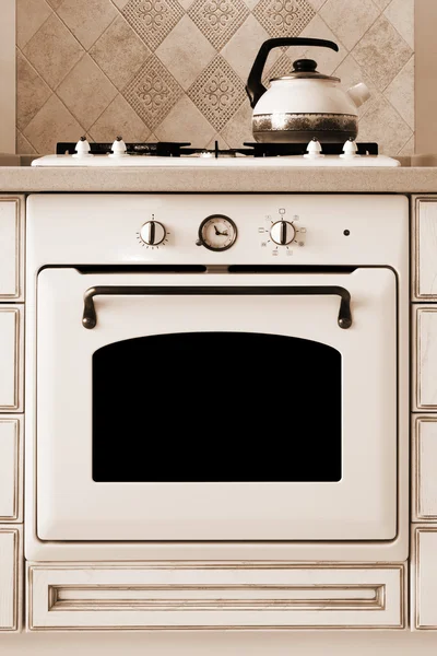 モダンなキッチンにポットやガス炊飯器 — ストック写真