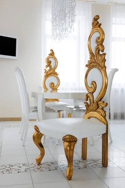 Modern Bir Dairede Güzel Beyaz Sandalye — Stok fotoğraf