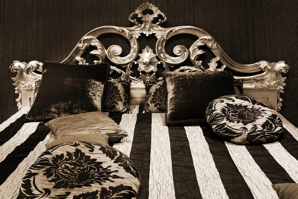 Schönes und modisches Bett — Stockfoto