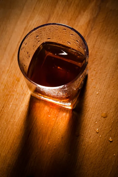 Whisky en una mesa de madera — Foto de Stock