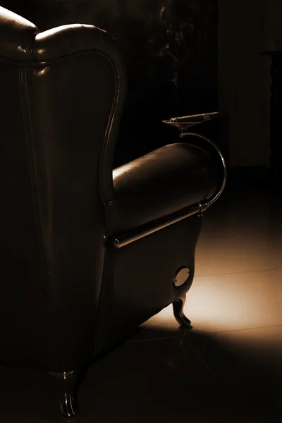 Сигара и красивое кожаное кресло — стоковое фото