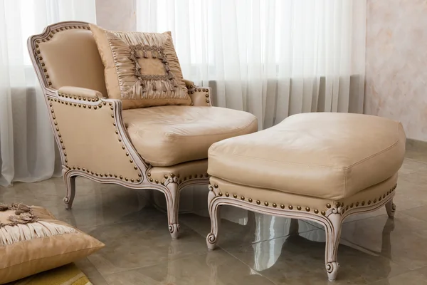 Красивое коричневое кресло — стоковое фото
