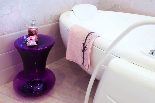 Banheiro rosa — Fotografia de Stock