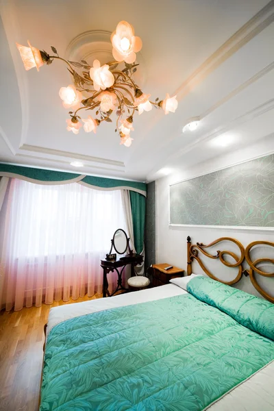 Schlafzimmer mit Kronleuchter — Stockfoto
