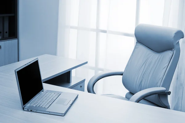 Laptop op een bureau — Stockfoto