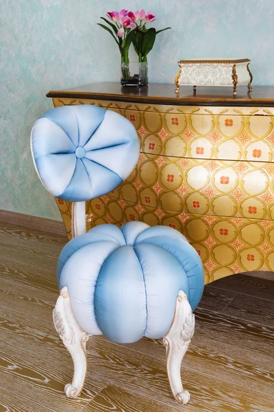 Красивый синий стул — стоковое фото