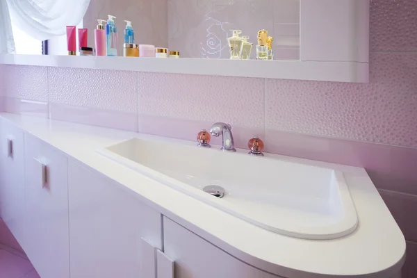 Moderne paarse badkamer — Stockfoto