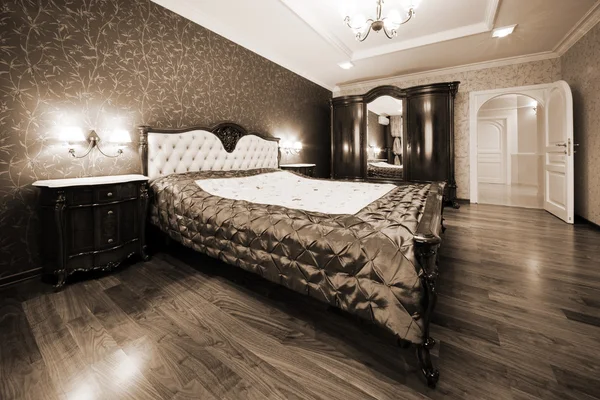 침대와 하얀 문 — 스톡 사진