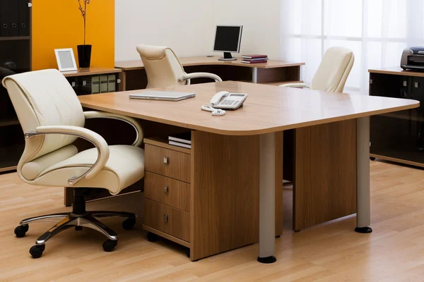 Schreibtisch im modernen Büro — Stockfoto
