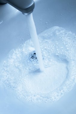 saf su içinde bir lavabo