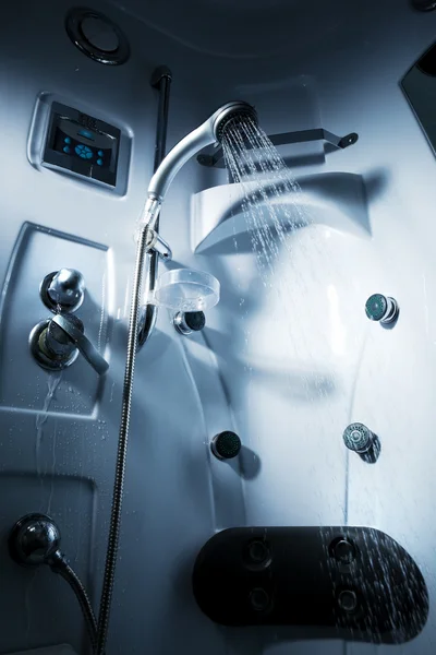 Dusch i det moderna badrummet — Stockfoto