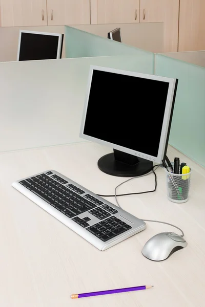 Computer auf dem Schreibtisch — Stockfoto
