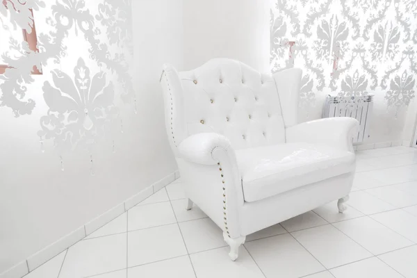 Breiter weißer Sessel — Stockfoto