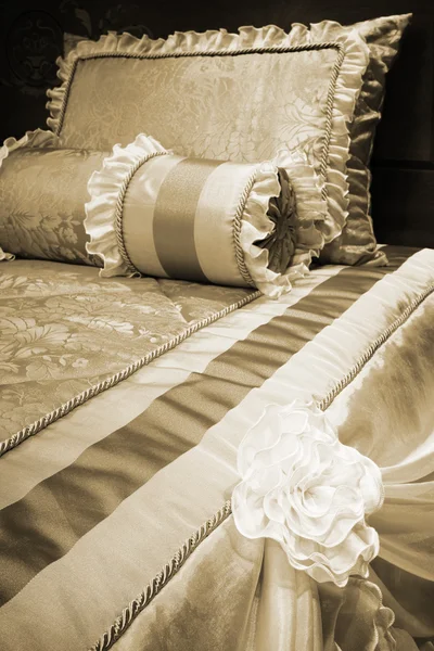 Кровати современного типа — стоковое фото