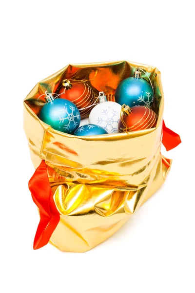 Золотая сумка с рождественскими шариками — стоковое фото
