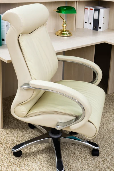 Fotel biała skóra — Zdjęcie stockowe