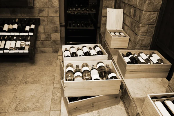 Botellas con vino viejo —  Fotos de Stock