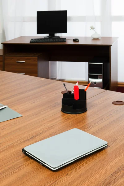 Ordenador portátil en un escritorio — Foto de Stock