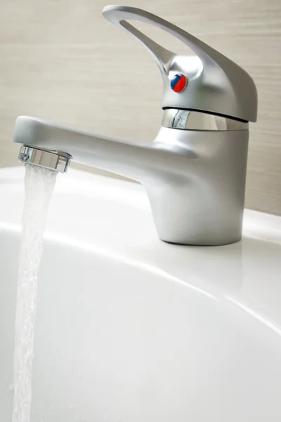 Wasser im Waschbecken — Stockfoto