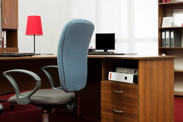 Skrivbord och blå stol — Stockfoto