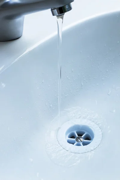 Чистая вода в раковине — стоковое фото
