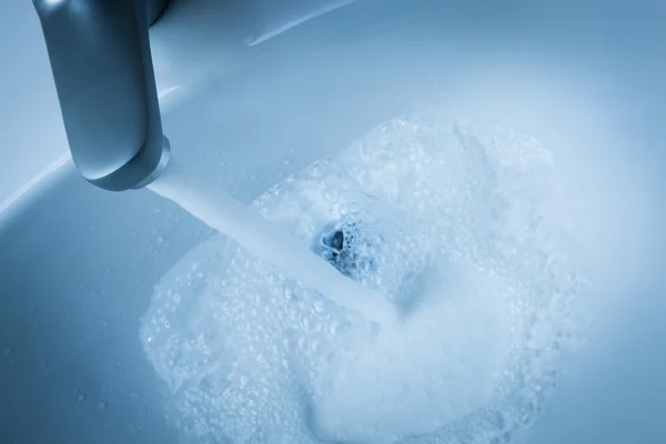 Reines Wasser im Waschbecken — Stockfoto