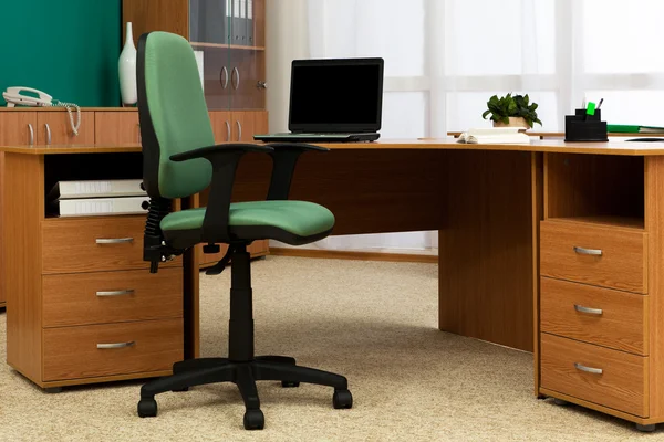 Schreibtisch im modernen Büro — Stockfoto