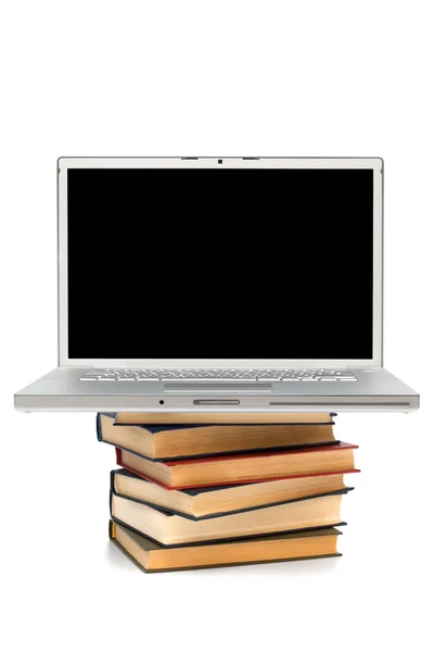 Книги и новый ноутбук — стоковое фото