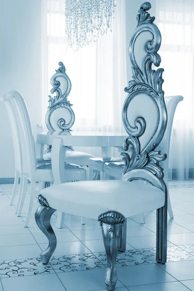 Белые стулья — стоковое фото