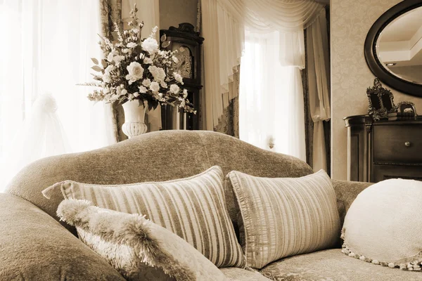 Καναπές σε ένα παράθυρο — Φωτογραφία Αρχείου