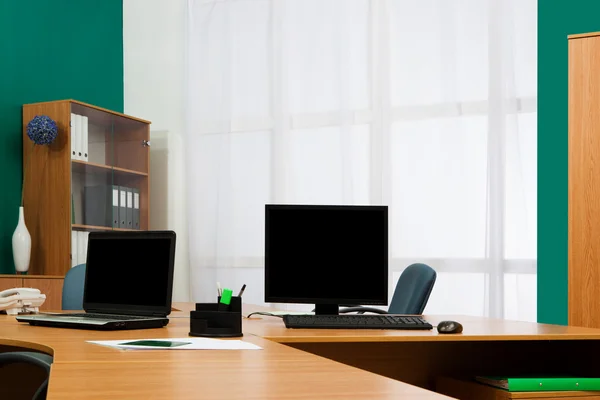 Ordenador y portátil en un escritorio — Foto de Stock