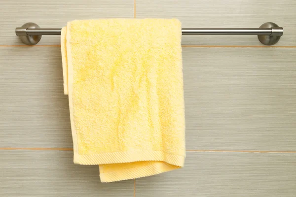 Желтое полотенце — стоковое фото