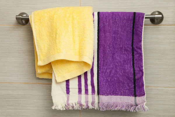 Фиолетовые и желтые полотенца — стоковое фото