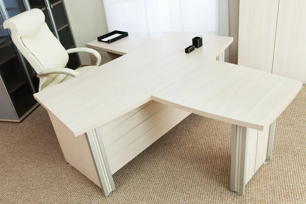Biały i duże biurko — Zdjęcie stockowe