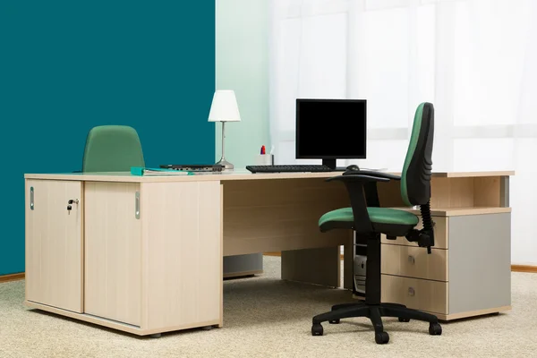 Escrivaninha em um escritório moderno — Fotografia de Stock
