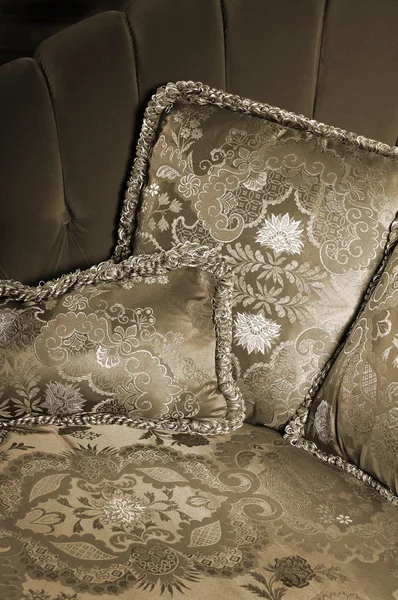 Belo travesseiro com um ornamento — Fotografia de Stock