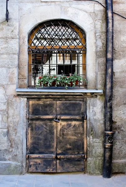 stock image Old arch with flowers