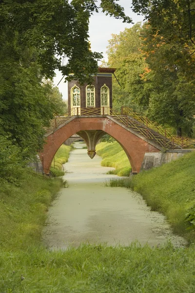 Tsarskoe ツァールスコエ ・ セローに橋パビリオン — ストック写真