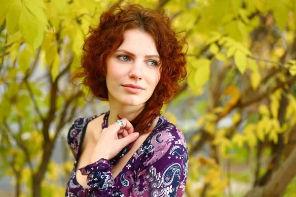 Herbstporträt eines Mädchens — Stockfoto