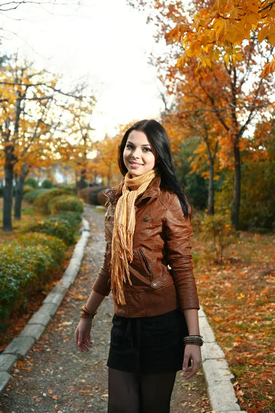 Roztomilá dívka venkovní podzim — Stock fotografie