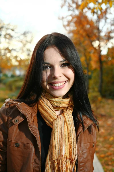 Roztomilá dívka venkovní podzim — Stock fotografie
