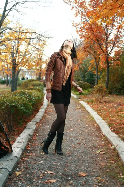 Mignonne fille en plein air automne — Photo