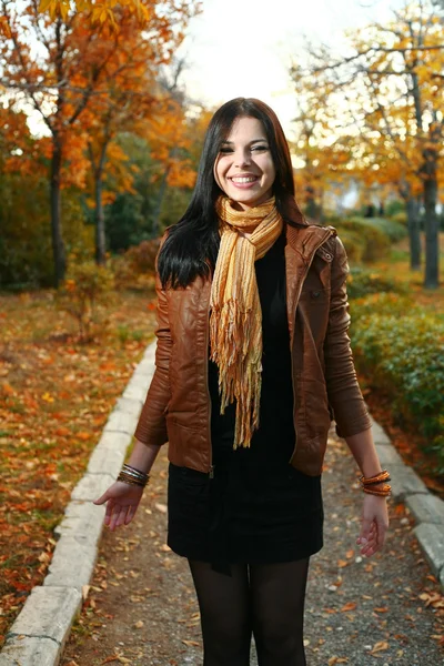 Милая девушка на открытом воздухе осенью — стоковое фото