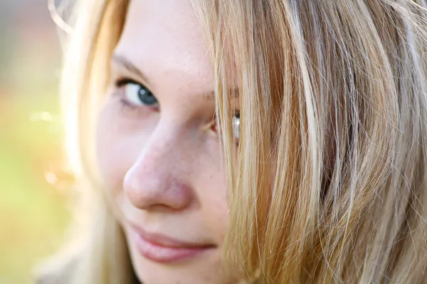 ダークヘアの若いモデル。秋だ。秋 — ストック写真