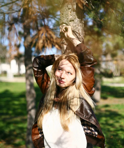 ダークヘアの若いモデル。秋だ。秋 — ストック写真