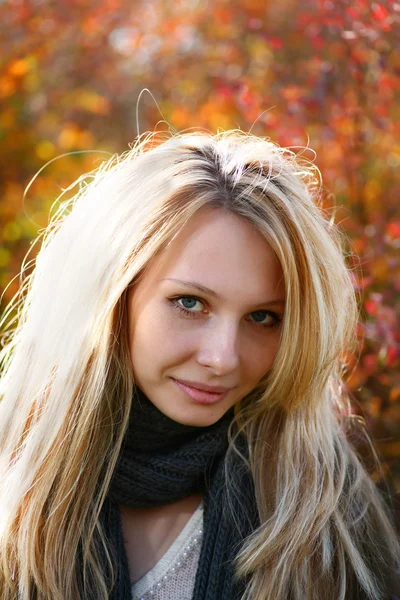 Mladý model s blonďatými vlasy. na podzim. podzim — Stock fotografie
