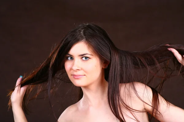 Brunetka kobieta ze zdrowymi włosami — Zdjęcie stockowe