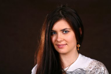 Sağlıklı saçlı esmer kadın.