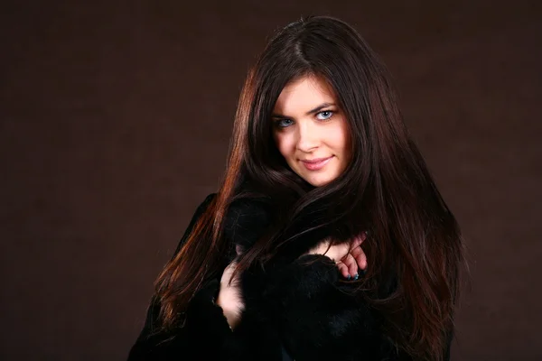 Beautiful Young Woman In A Fur Coat. — Stock Photo, Image