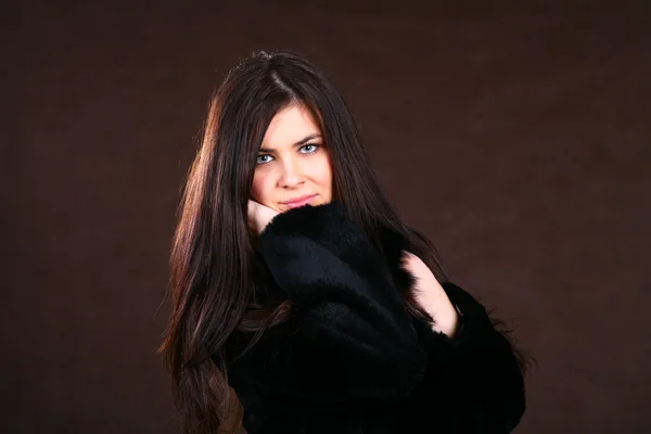 毛皮のコートで美しい若い女性. — ストック写真